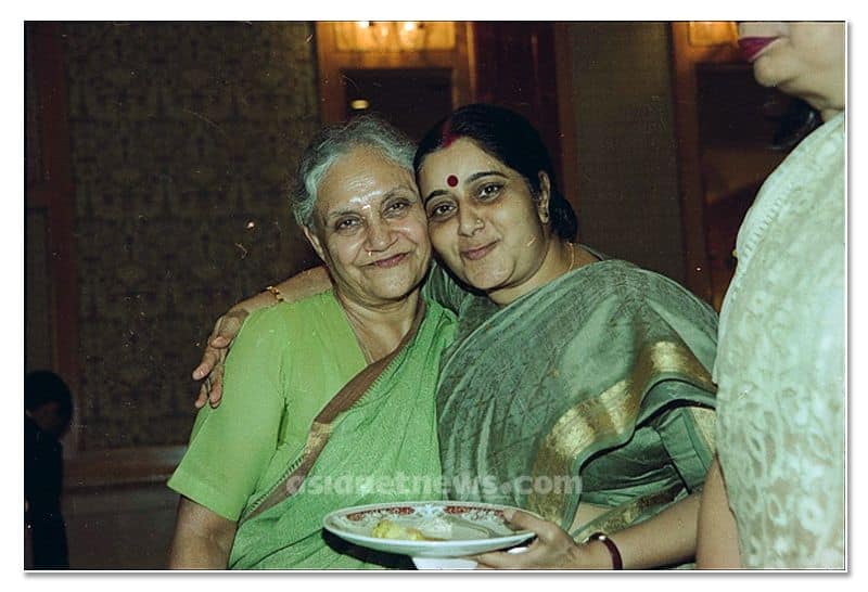 शीला दीक्षित ने सुषमा स्वराज से दिल्ली के मुख्यमंत्री की कुर्सी छीनी थी। लेकिन दोनों के बीच संबंध बेहद मधुर थे।