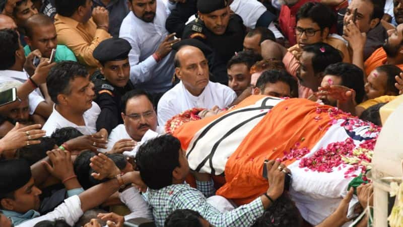 सुषमा स्वराज की अंतिम यात्रा में राजनाथ सिंह, जेपी नड्डा और रविशंकर प्रसाद जैसे राष्ट्रीय स्तर के कई नेताओं ने उनकी अर्थी को कंधा दिया।
