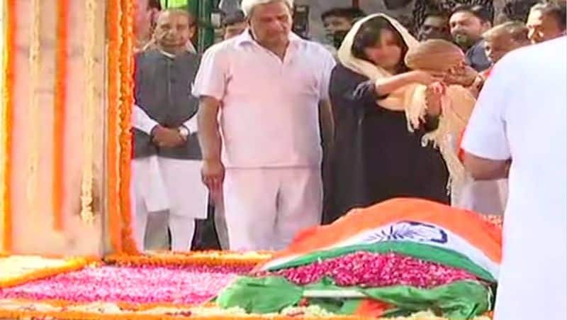 रुढ़ियों को तोड़ते हुए सुषमा जी के अंतिम संस्कार की सभी रस्में उनकी पुत्री बांसुरी ने निभाई।