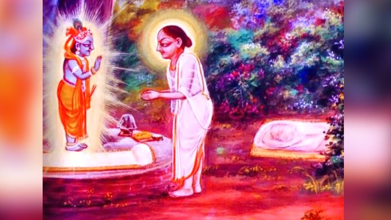 সন্ধ্যে বেলায় তুলসী মঞ্চে প্রদীপ ধরান