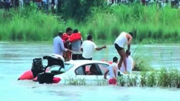 Shocking video of BMW car, monsoon alert, rescue, car washed away in flood Shocking video of BMW car, monsoon alert, rescue, car washed away in flood