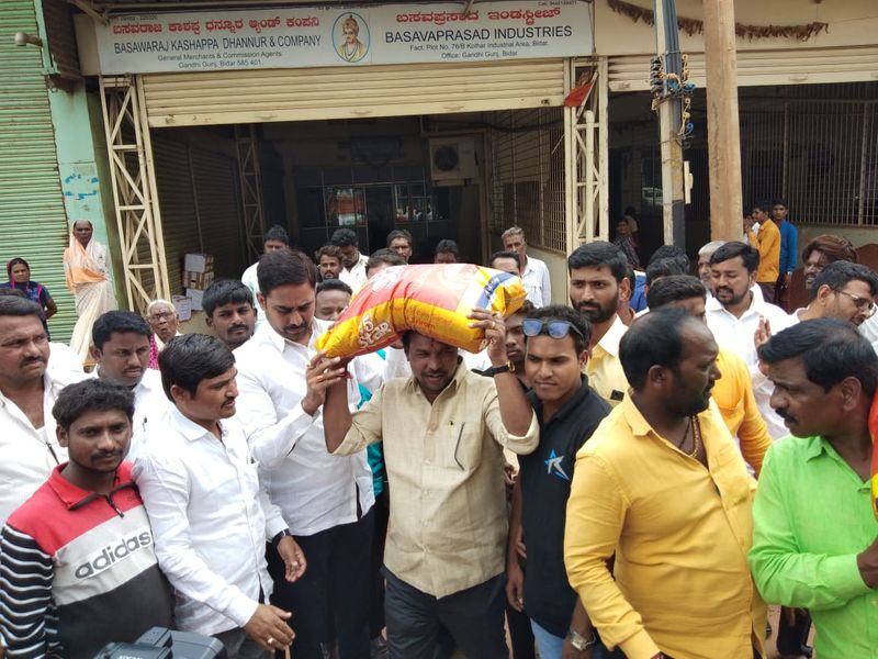 Kannada Prabha and suvarna news with flood victim of north Karnataka send relief materials