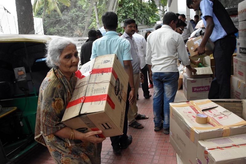 Kannada Prabha and suvarna news with flood victim of north Karnataka send relief materials