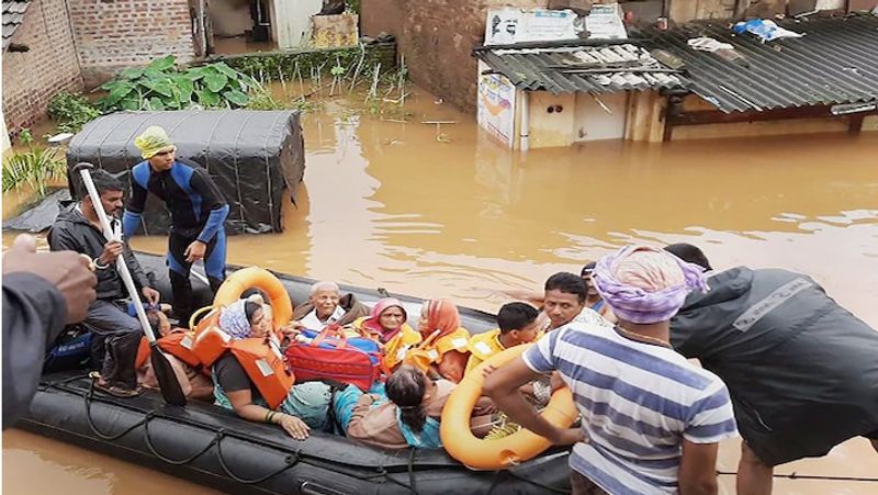 Wheather Updates Maharastra, karnataka, gujrat and kerala heavy Rains people Suffer in flood