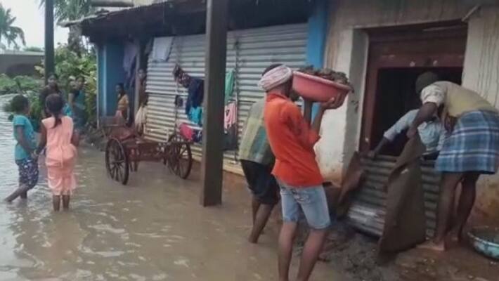 Kannada Prabha reporter Shivananda Gombi shares a experience of Uttara karnataka flood situation Kannada Prabha reporter Shivananda Gombi shares a experience of Uttara karnataka flood situation