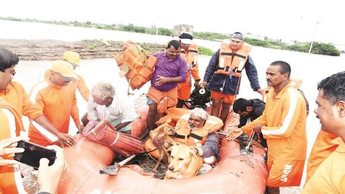 Karnataka Flood heartwarming story from hubballi old man Karnataka Flood heartwarming story from hubballi old man