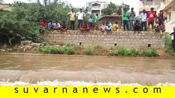 Canal Breaks Due To Water Force In TungaBhadra Dam Canal Breaks Due To Water Force In TungaBhadra Dam