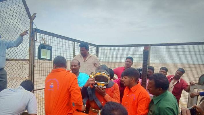 Tungabhadra River Left Canal Gate under repair Tungabhadra River Left Canal Gate under repair