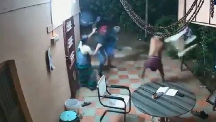 senior couple in Tamil Nadu attacked by machete wielding burglars drives away with slippers plastic chairs senior couple in Tamil Nadu attacked by machete wielding burglars drives away with slippers plastic chairs