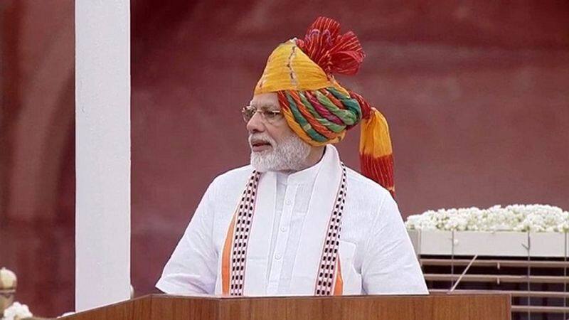 इस बार स्वतंत्रता दिवस के जश्न के दौरान प्रधानमंत्री मोदी की पगड़ी बेहद खास रही। प्रधानमंत्री ने इस बार बंधेज की पगड़ी पहनी थी। इस कपड़े की रंगाई हाथ से की जाती है।