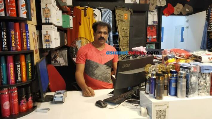 pradeep from alappuzha gives helps to flood affected people pradeep from alappuzha gives helps to flood affected people