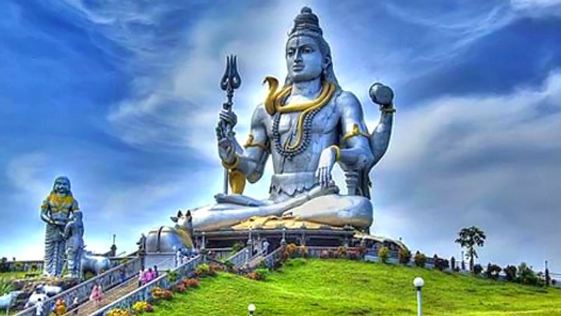 চার প্রহরে একে একে দুধ, মধু, ঘি ও গঙ্গাজল দিয়ে শিবের মাথায় জল ঢালার রীতি রয়েছে।