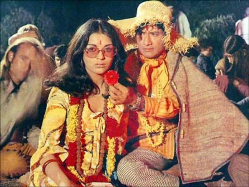 Dev Anand - Zeenat Aman (Hare Rama Hare Krishna)  Bollywood's most romantic pairs, Dev and Zeenar, were once seen playing the role of brother and sister. Their song “Phoolon ka taaron ka…” became the most popular song of Raksha Bandhan day.