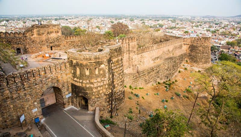 Fort Jhansi:  The fort served as one of the main centres of Sepoy Mutiny in 1857.