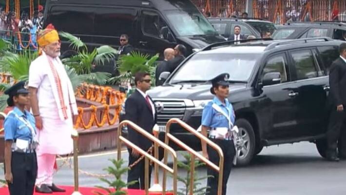 Independence day PM narendra modi changed his range rover car to toyota land cruiser Independence day PM narendra modi changed his range rover car to toyota land cruiser