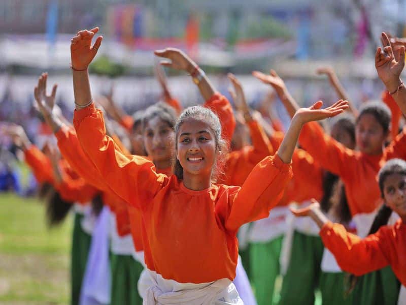 जम्मू कश्मीर के स्कूल में बच्चों ने तिरंगे के रंग की वेशभूषा में सुंदर नृत्य किया।