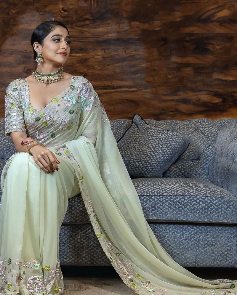 రెజీనా - ఫేస్ బుక్ (1.5 మిలియన్), ట్విట్టర్ (9 లక్షల 10 వేలు)