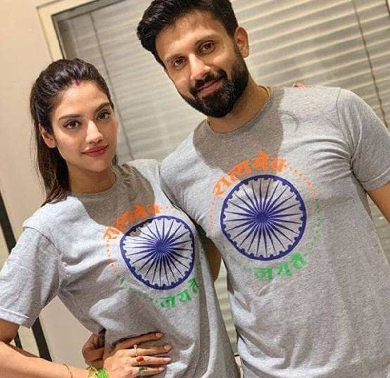 नुसरत ने स्वतंत्रता दिवस का भी जश्न अपने पति निखिल जैन के साथ मनाया। उन्होंने जो टीशर्ट पहनी हैं उसमें लिखा है- सत्यमेव जयते।