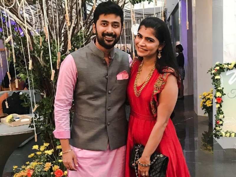 రాహుల్ రవీంద్రన్ - నటుడు, దర్శకుడు అయిన రాహుల్ భార్య చిన్మయి సింగర్ గా, డబ్బింగ్ ఆర్టిస్ట్ గా పని చేస్తూ తన భర్తతో సమానంగా సంపాదిస్తోంది.