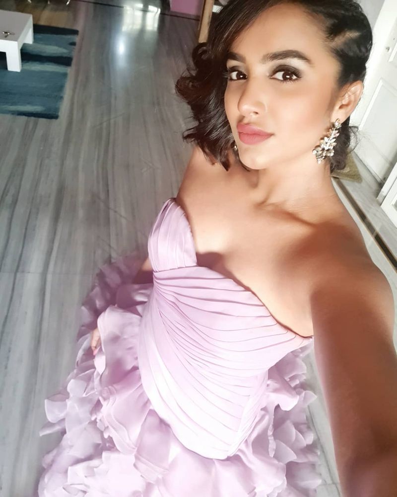 (Photo Courtesy: Instagram) కొన్ని ఫోటోలలో సంప్రదాయబద్దంగా, మరికొన్ని ఫోటోలలో తన హాట్ ఫోజులతో మెప్పిస్తోంది.