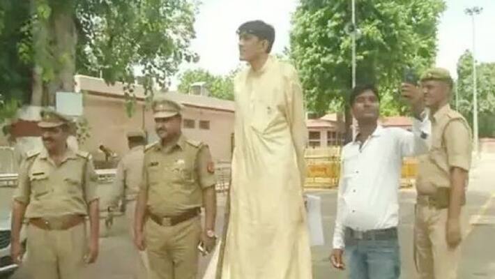 India Tallest Man Dharmendra Singh went to CM yogi Adityanath for hip replacement India Tallest Man Dharmendra Singh went to CM yogi Adityanath for hip replacement