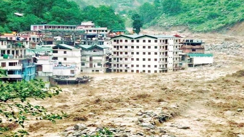 केदारनाथ में मंदाकिनी नदी इतनी उफान पर थी कि आपदा में 4400 से अधिक लोगों को बहा ले गई थी और हजारों संख्या में लोगों ने केदार धाम पर अपनी जान गवां दी थी। करीब 11091 से ज्यादा मवेशियों बाढ़ में बह गए और मलबे में दबकर मर गए। वहीं ग्रामीणों की 1309 हेक्टेयर जमीन बाढ़ में बह गई थी।