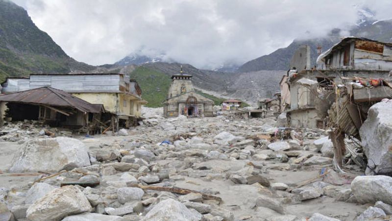 मीडिया रिपोर्ट्स की मानें तो विश्व बैंक और एशियन डेवलपमेंट बैंक वित्त पोषित उत्तराखंड डिजास्टर रिकवरी प्रोजेक्ट के तहत 2700 करोड़ रुपये के प्रस्ताव स्वीकृत हुए। इनमें से 2,300 करोड़ रुपये की राशि से सड़कों, पुलों, पहाड़ियों के ट्रीटमेंट, बेघर लोगों के आवासों का निर्माण किया गया। प्रोजेक्ट के तहत 2,382 भवनों का निर्माण किया गया।