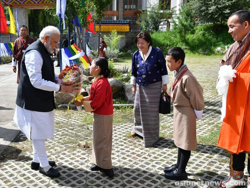 प्रधानमंत्री के सम्मान में भूटान नरेश ने एक भोज भी दिया था।