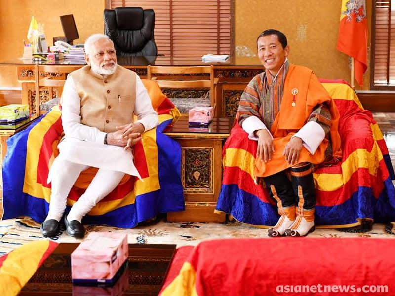 प्रधानमंत्री ने शनिवार को भूटान नरेश जिग्मे खेसर नामग्याल वांगचुक से मुलाकात की तथा भारत-भूटान की साझेदारी को आगे ले जाने वाले अनुकरणीय विचारों का आदान-प्रदान किया।