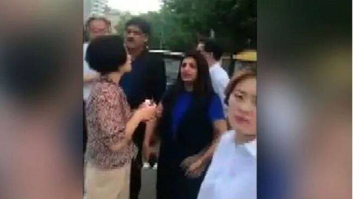 Shazia Ilmi Confronts Crowd With Pak Flags In Seoul Shazia Ilmi Confronts Crowd With Pak Flags In Seoul