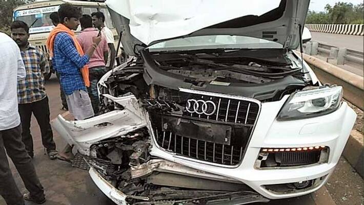 Hagaribommanahalli MLA Bheema Naik Son Met With Accident in Bellary Hagaribommanahalli MLA Bheema Naik Son Met With Accident in Bellary