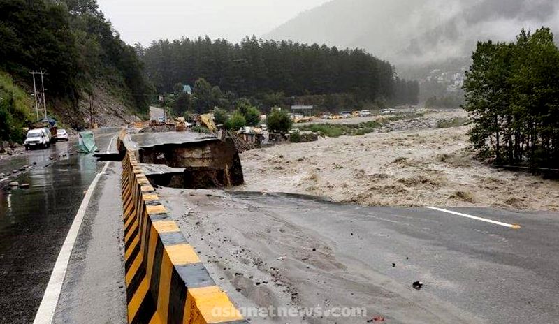 sanal kumar sasidharan manju warrier and shooting team stuck in himachal pradesh flood