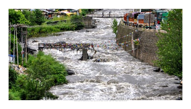 sanal kumar sasidharan manju warrier and shooting team stuck in himachal pradesh flood