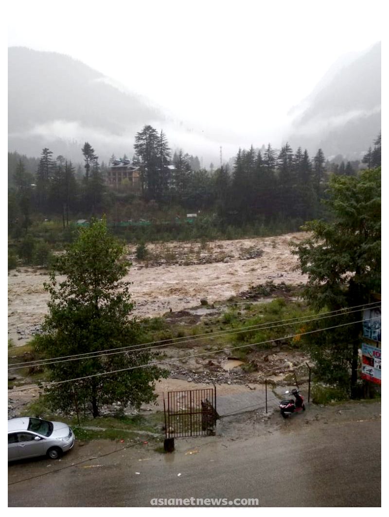 sanal kumar sasidharan manju warrier and shooting team stuck in himachal pradesh flood