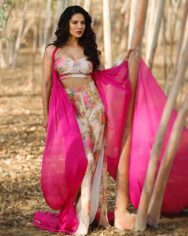 (Photo courtesy__instagram) సోషల్ మీడియాలో ఆమె ఫాలోవర్ల సంఖ్య మిలియన్స్ లో ఉంటుంది.