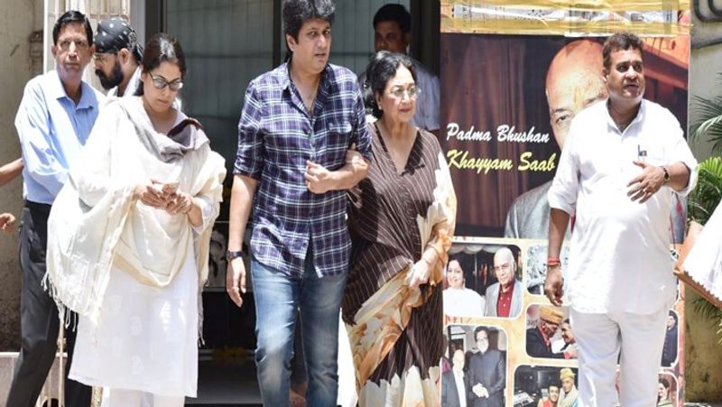 Photos Sonu nigam Gulzar raja murad poonam dhillon condolence to Khayyam