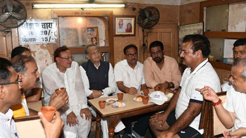Chief Minister Ashok Gehlot reached in famous Sahu restaurant in Jaipur