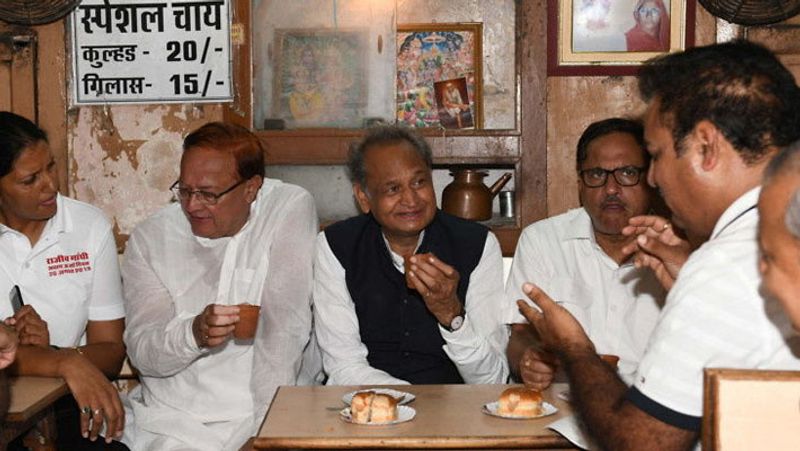 Chief Minister Ashok Gehlot reached in famous Sahu restaurant in Jaipur
