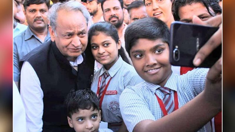Chief Minister Ashok Gehlot reached in famous Sahu restaurant in Jaipur