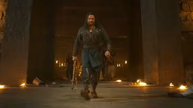 అదే సాహూ సినిమా పాటలు నేటివిటీని కోల్పోయి ఎవ్వరికి దెగ్గరకాలేకపోయాయి. సైరా బృందం ఈ విషయంలో చాల జాగ్రత్త పడ్డారు. తెలుగు నేటివిటీని మెయింటైన్ చేస్తూనే హిందీ ప్రేక్షుకులకు కూడా దెగ్గరయ్యారు. ఇది సైరా చిత్రానికి బాగా కలిసివచ్చిన అంశం.