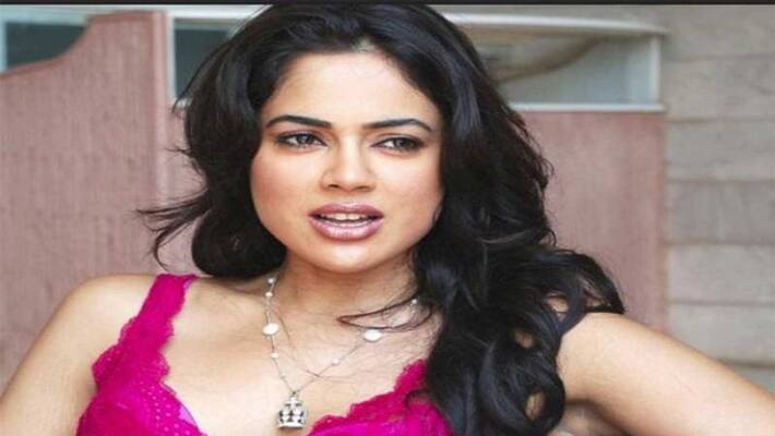 Sameera reddy comments on Star hero