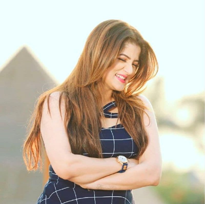 অন্যদিকে মিউজিক ভিডিও শ্যুট করতে দিল্লিতে গিয়েছেন শ্রাবন্তী।