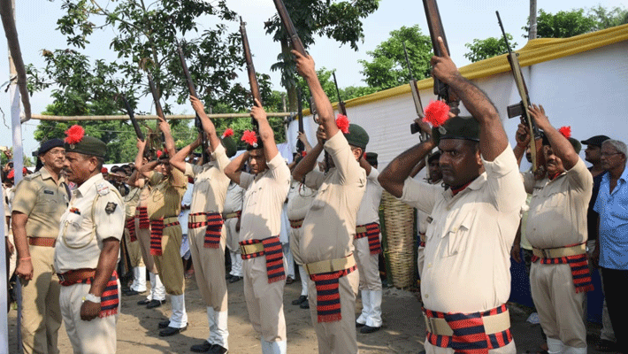 bihar police 22 gun cheated togethe during guard of honours in supaul bihar police 22 gun cheated togethe during guard of honours in supaul