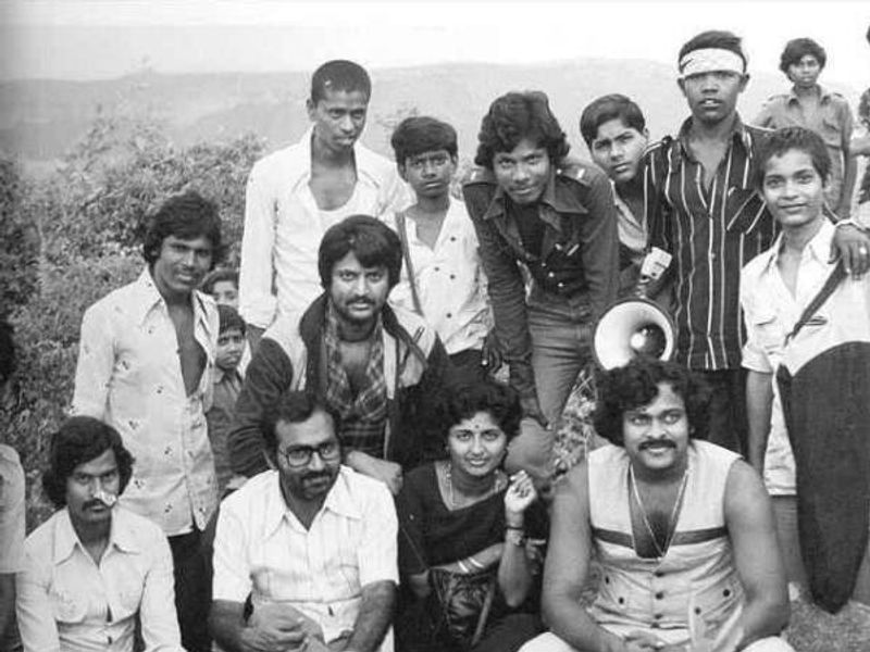 చిరు సినిమా కెరీర్ ఆరంభంలో తీసిన ఫోటో.. ఇందులో మోహన్ బాబు కూడా ఉన్నారు.