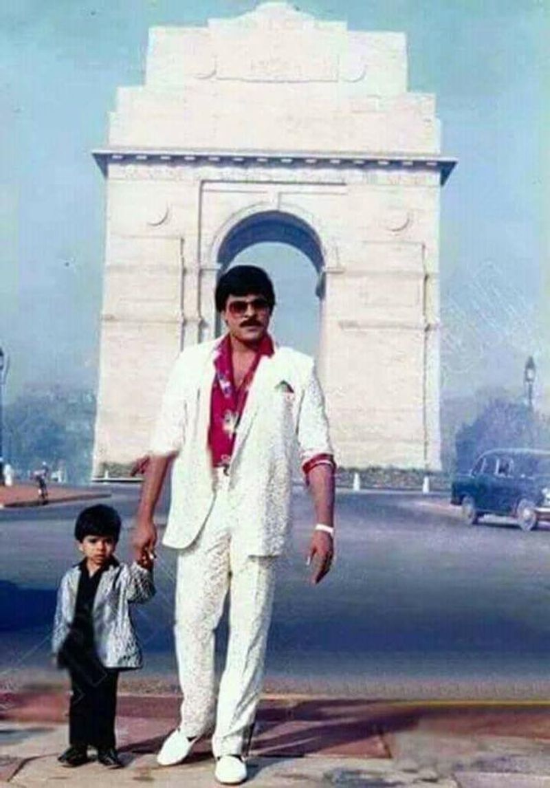 ఇండియా గేటు వద్ద తన కొడుకు రామ్ చరణ్ తో చిరంజీవి