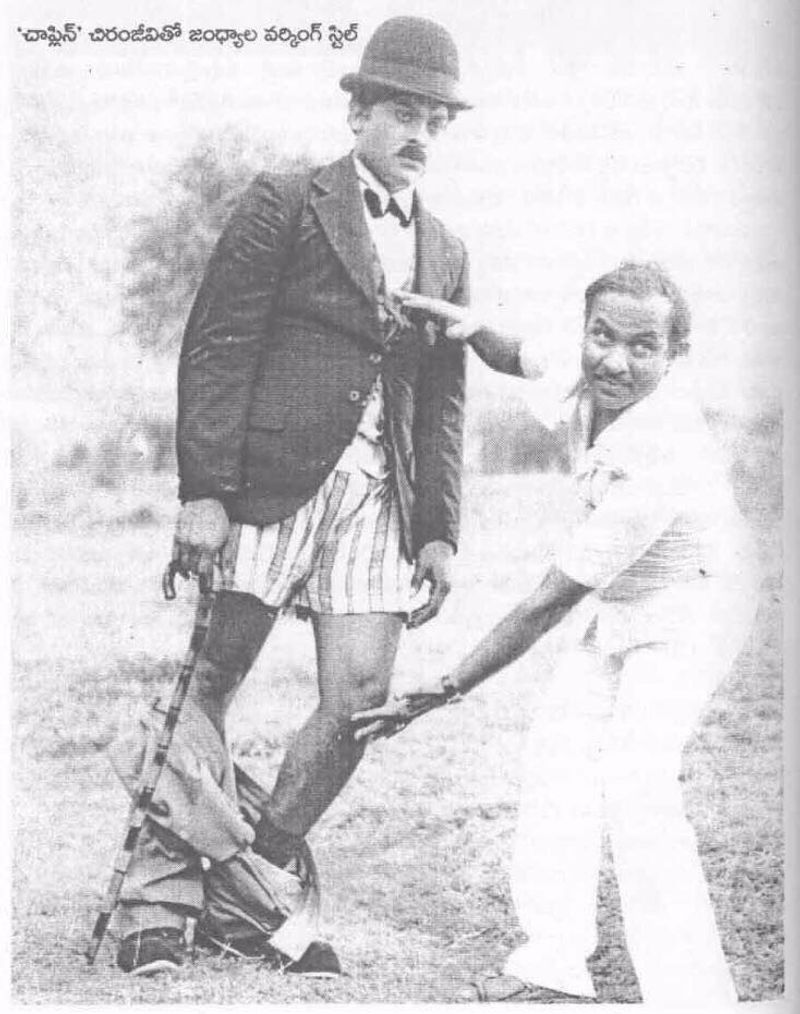 'చంటబ్బాయ్' సినిమాలో ఛార్లీ చాప్లిన్ గెటప్ లో చిరంజీవి.. పక్కనే జంధ్యాల గారు కూడా ఉన్నారు.
