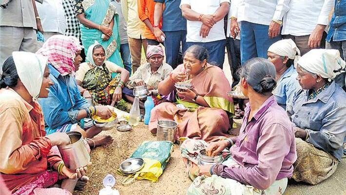 mulugu mla seetakka talks with woman labourer,she lunch with woman labour chutney