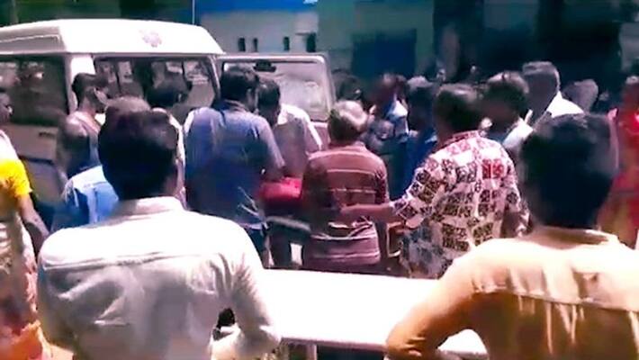 Husband chopped his wife in open market Husband chopped his wife in open market