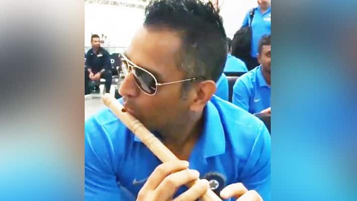 Dhoni play floot on occasion of janmashtami Dhoni play floot on occasion of janmashtami