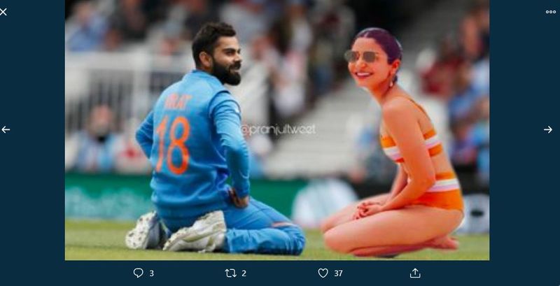 বিরাট কোহলি সঙ্গে ক্রিকেটের ময়দানেও ছবিটি ভাইরাল হয়।